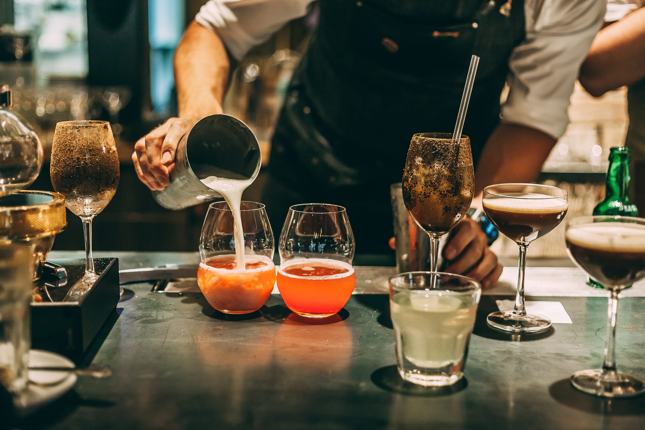 bartender-making-alcoholic-cocktail-summer-cocktail-bar