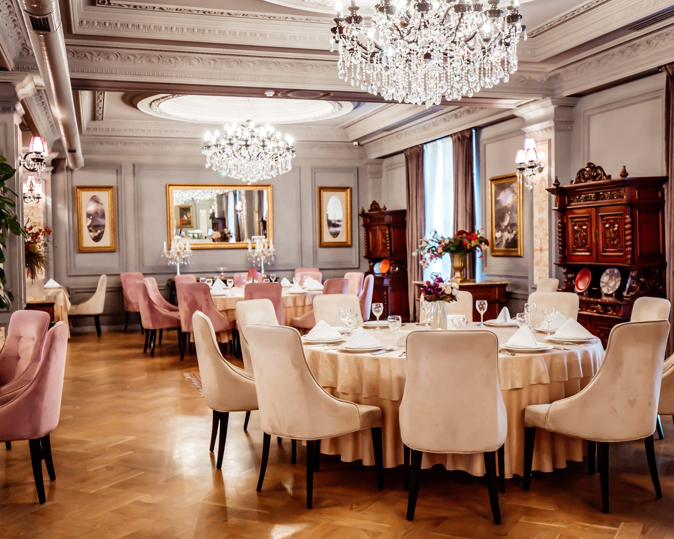 classic-luxury-style-restaurant-with-tables-chairs